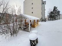 Yhtiön pihalla on grillikatos.