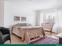 Yläkerran makuuhuone 1