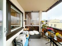 Lasitetulle parvekkeelle mahtuu sisustelemaan lisäoleskelutilaa.