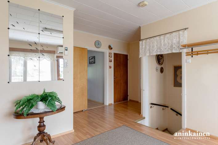 Omakotitalo, 4h+k+aula+wc+parveke+ph+kph/wc+s+2 varastoa+ kylmiö+ tekn.tila/ khh+ autotalli / 2 yksiötä+ liiketila, 110/360 m², Nummi – pohled 3