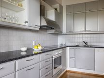 Keittiössä paljon säilytystilaa