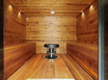 Saunassa lauteet ovat lämpökäsiteltyä haapaa. Katossa kuituvalot.