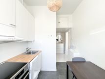 Keittiöstä kulku käytävään.