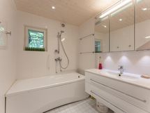 Alakerran kylpyhuone  - Nedre badrummet