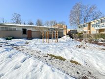 Taloyhtiön pihalla on lasten leikkitelineitä.