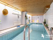 Taloyhtiön uima-allas.