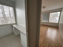 Eteisestä keittiöön ja huoneeseen