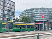 Hakaniemen metroaseman vierestä kulkee myös raitiovaunut ja linja-autot..