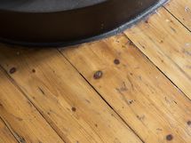 Kauniit alkuperäiset puulattiat leveää lankkua