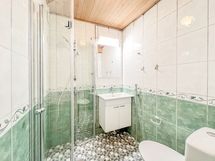 Yläkerran kylpyhuone on uudistettu