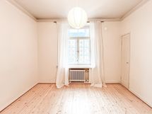 Lankkulattiat ja leveä ikkunalauta tekee asumisesta tunnelmallista.