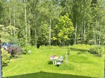 näkymä keittiön ikkunasta sisäpihalle