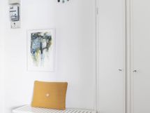 Eteisessä alkuperäiset kaapit (komerot).