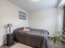 Alakerran makuuhuone/työhuone