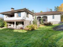 Ryhdikäs tiiliverhoiltu talo