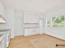 Ruokailuryhmälle on tila ikkunan ääressä.