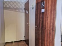 Asiakas wc:iden sisäänkäynti