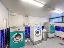 Pesutuvassa on kaksi pesukonetta ja kuivausrumpu. Yhtiössä useampi kuivaushuone.