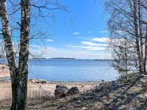 Lauttasaaressa nautit kauniista merimaisemista, minne lyhyt kävelymatka asunnolta.