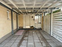 Autokatoksen päässä sisäänkäynti sekä asuntoon että varastoon.