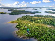 Inarijärven itäosassa, Pahtalahden rannalla