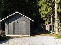 Lämpöeristetty aitta jossa työtila ja varastotilaa.