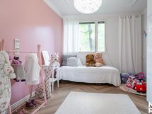 Alakerran makuuhuone, lapsen huoneena