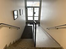 Kulku Keskuskadun puolelta hissille