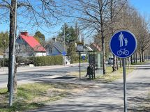 Bussipysäkille on matkaa noin 200 metriä. Hyvät bussiyhteydet Tampereen keskustaan ja Pirkkalaan.