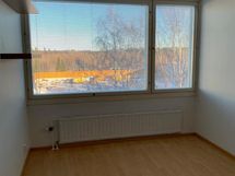 Makuuhuone 2. ovelta kuvattuna. Myyjän omat kuvat