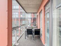 ..koko huoneiston levyiselle parvekkeelle, jonne pääsee niin olohuoneesta kuin makuuhuoneesta