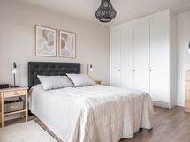 Tilavaan makuuhuoneeseen mahtuu suurikin parivuode.