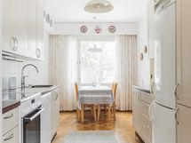 Keittiöön mahtuu ruokailuryhmä.