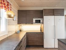 Keittiössä on täyskorkeat jääkaappi/pakastin