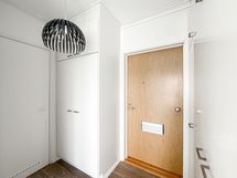 Säilytystilaa löytyy eteisen kaapeista sekä erillisistä asunnolle kuuluvista varastotiloista.