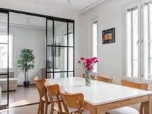 Kodikkaat lasiliukuovet tilanjakajana