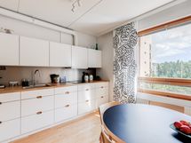 Tyylikäs, valois keittiö (Kvik) - uusittu vastikään 2020-luvulla.