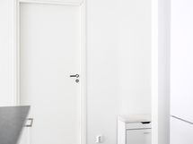 Näkymä keittiöstä eteiseen