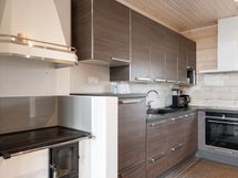 Keittiössä on myös puuhella