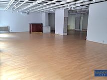 Avoin tila sopii esim. vaateliikkeeksi, näyttelytilaksi tai avotoimistoksi.