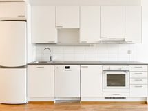 Keittiön varusteluun kuuluu mm. astianpesukone.