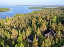 Näkymä mökin yli Peuravuonon suuntaan