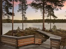 Pihasaunan terassi johtaa laiturille