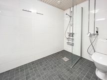 Moderni ja siisti kylpyhuone.