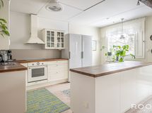 Avaran perheasunnon keittiö on varustettu työskentely- ja säilytystilaa tuovalla saarekkeella.