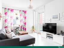 Olohuone ja käynti lasitetulle parvekkeelle