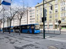 Kulkuyhteydet niin bussilla kuin ratikallakin on mainiot.
