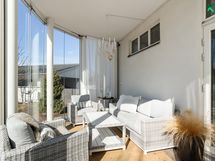 Lasiovet avautuvat ulkoterasille