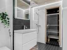 Uusittu SPA-tyylinen kylpyhuone sadesuihkulla!