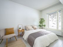 Kummastakin makuuhuoneesta rauhalliset luontonäkymät.